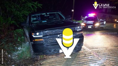 Camioneta estuvo a punto de volcar y caer a un barranco tras derrape