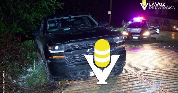 Camioneta estuvo a punto de volcar y caer a un barranco tras derrape