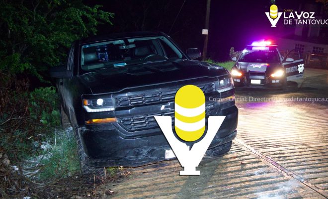 Camioneta estuvo a punto de volcar y caer a un barranco tras derrape