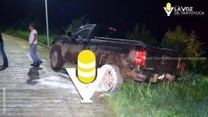 Camioneta estuvo a punto de volcar y caer a un barranco tras derrape 