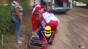 Motociclista resulta lesionada tras derrapar en camino de terracería en Pánuco