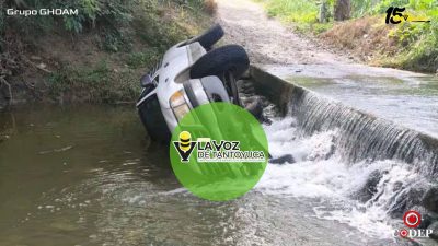 Camioneta termina volcada en un arroyo de Chicontepec