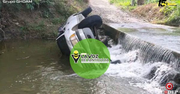 Camioneta termina volcada en un arroyo de Chicontepec
