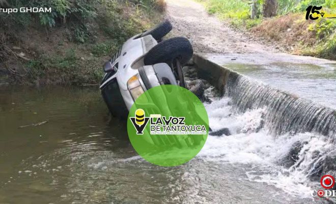 Camioneta termina volcada en un arroyo de Chicontepec