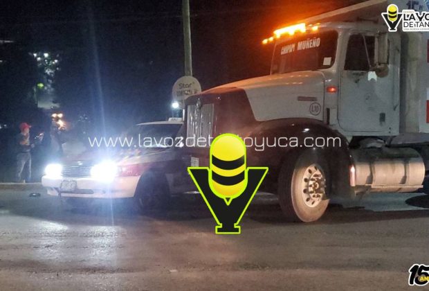 Choque entre taxi y camión deja solo daños materiales en Tantoyuca