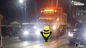 Choque entre taxi y camión deja solo daños materiales en Tantoyuca