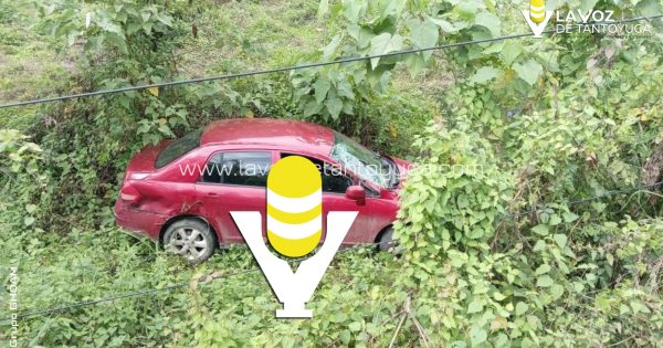 Vehículo cae a barranco en Chicontepec; conductor resultó ileso