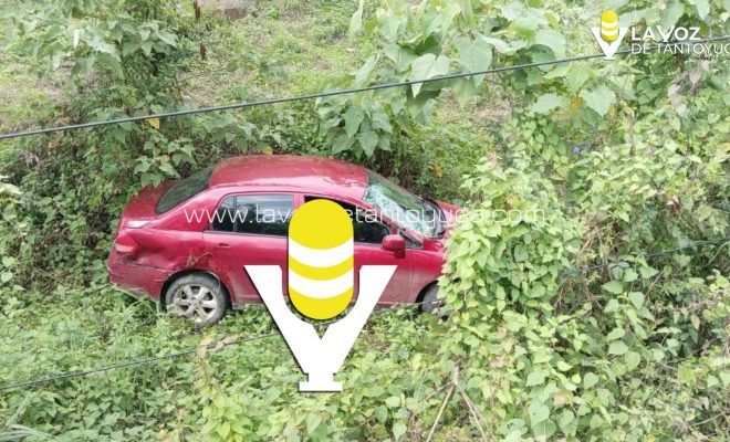 Vehículo cae a barranco en Chicontepec; conductor resultó ileso