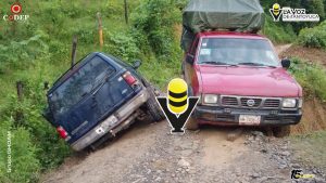 Dos camionetas estuvieron a punto de volcar por imprudencia en camino vecinal de Zontecomatlán