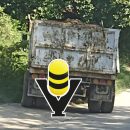 Camión de volteo queda al borde de volcar tras caer en enorme bache