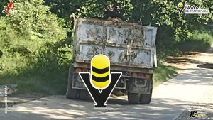 Camión de volteo queda al borde de volcar tras caer en enorme bache