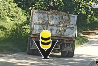 Camión de volteo queda al borde de volcar tras caer en enorme bache