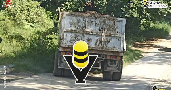 Camión de volteo queda al borde de volcar tras caer en enorme bache