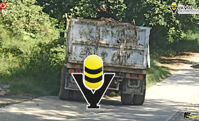 Camión de volteo queda al borde de volcar tras caer en enorme bache