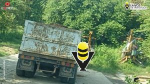 Camión de volteo queda al borde de volcar tras caer en enorme bache