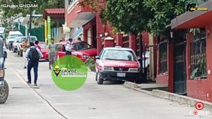 Auto compacto se impacta contra un establecimiento en Tantoyuca