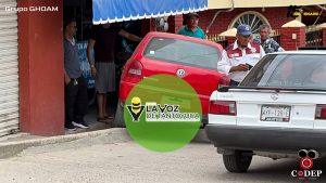 Auto compacto se impacta contra un establecimiento en Tantoyuca