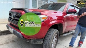 Choque entre compacto y camioneta deja solo daños materiales, en Tantoyuca
