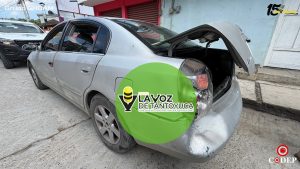 Choque entre compacto y camioneta deja solo daños materiales, en Tantoyuca