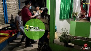 Auxilian a mujer tras presentar problemas de salud en el tianguis de Tantoyuca