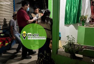 Auxilian a mujer tras presentar problemas de salud en el tianguis de Tantoyuca