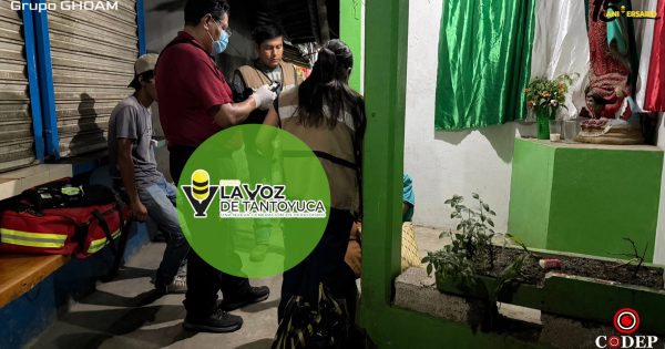Auxilian a mujer tras presentar problemas de salud en el tianguis de Tantoyuca