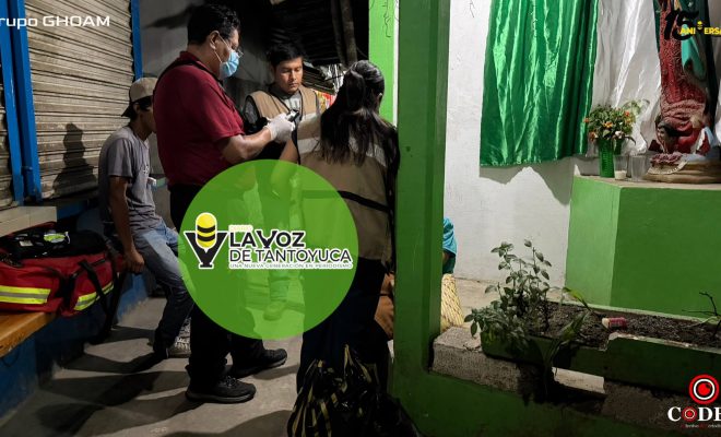 Auxilian a mujer tras presentar problemas de salud en el tianguis de Tantoyuca
