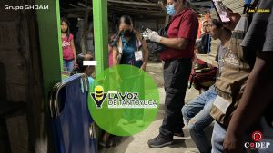 Auxilian a mujer tras presentar problemas de salud en el tianguis de Tantoyuca