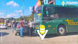 Autobús Vencedor provoca percance vial en Huejutla