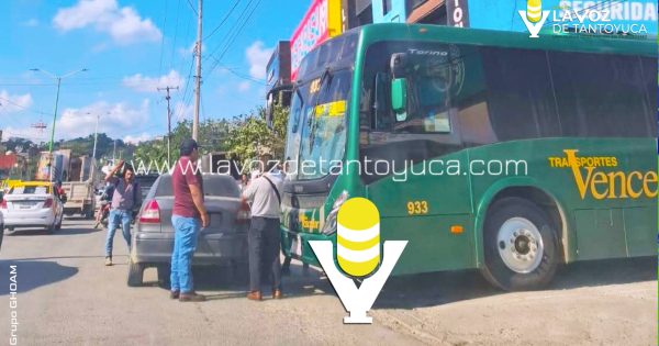 Autobús Vencedor provoca percance vial en Huejutla
