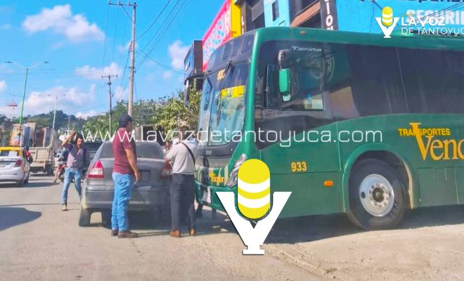 Autobús Vencedor provoca percance vial en Huejutla
