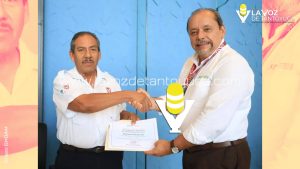 Taxista devuelve 300 mil pesos olvidados por un adulto mayor y recibe reconocimiento