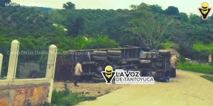 Vuelca tractocamión en Jagüey, Chicontepec 