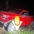 Camioneta se sale de la carretera y choca contra postes en Chalma; conductor huyó