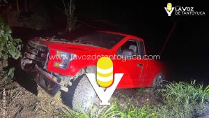 Camioneta se sale de la carretera y choca contra postes en Chalma; conductor huyó
