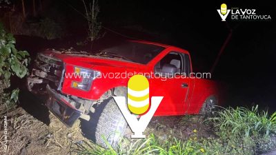 Camioneta se sale de la carretera y choca contra postes en Chalma; conductor huyó