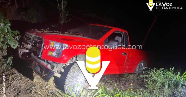 Camioneta se sale de la carretera y choca contra postes en Chalma; conductor huyó
