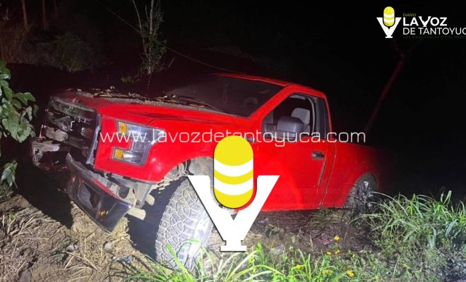 Camioneta se sale de la carretera y choca contra postes en Chalma; conductor huyó