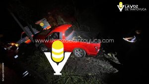 Camioneta se sale de la carretera y choca contra postes en Chalma; conductor huyó