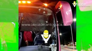 Balean autobús de turismo en la carretera Ciudad Valles - Tamazunchale 