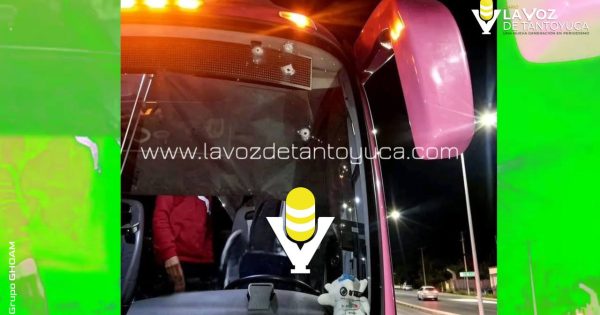 Balean autobús de turismo en la carretera Ciudad Valles - Tamazunchale