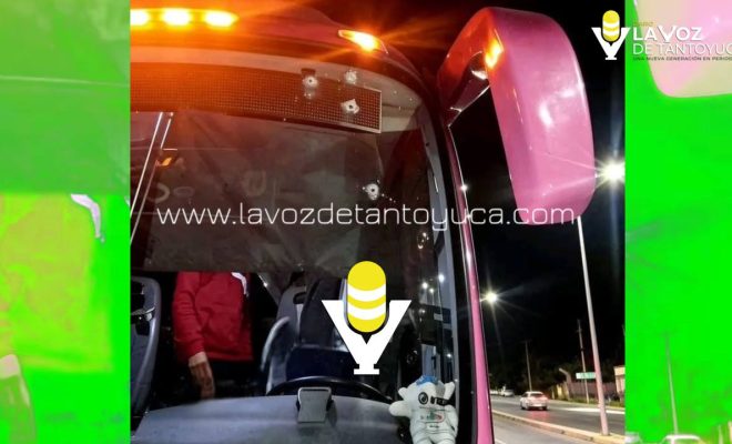Balean autobús de turismo en la carretera Ciudad Valles - Tamazunchale