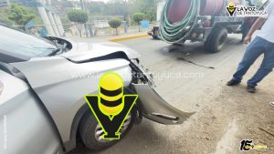 Choque entre camioneta y pipa deja solo daños materiales, en Tantoyuca 
