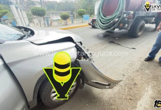 Choque entre camioneta y pipa deja solo daños materiales, en Tantoyuca