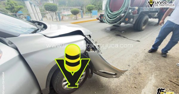 Choque entre camioneta y pipa deja solo daños materiales, en Tantoyuca