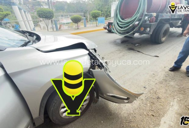 Choque entre camioneta y pipa deja solo daños materiales, en Tantoyuca