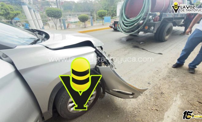 Choque entre camioneta y pipa deja solo daños materiales, en Tantoyuca