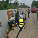 Camioneta termina en una cuneta tras presunta falla mecánica en Tantoyuca