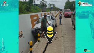 Camioneta termina en una cuneta tras presunta falla mecánica en Tantoyuca