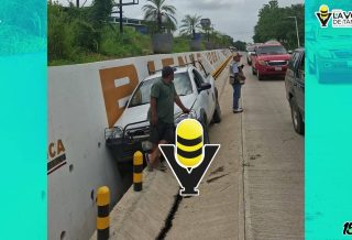 Camioneta termina en una cuneta tras presunta falla mecánica en Tantoyuca